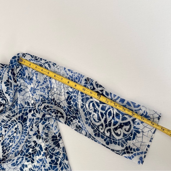 Chico's Women’s Blue and White Patterned Button Down Shirt -M (Chico’s 2) - Picture 5 of 9